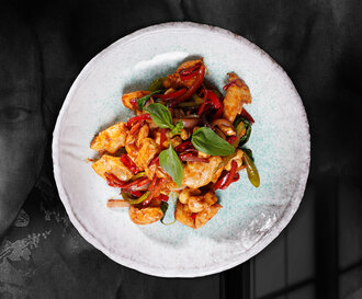 Thai Usulu Fesleğenli Kaju Fıstıklı Tavuk görseli