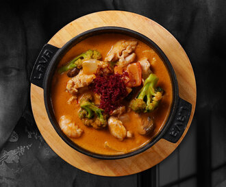 Kırmızı Köri Soslu Tavuk görseli