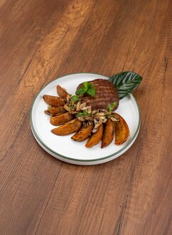 Biftek Patates Ve Mantar İle (бифштекс с картофелем и грибами) görseli