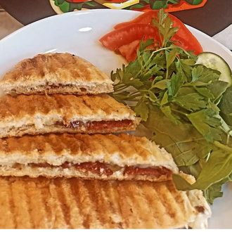 Salçalı Karışık Tost görseli