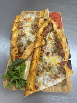 Kuşbaşılı Kaşarlı Pide görseli