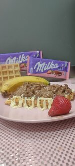 Strawberry Milka'lı Muzlu Çilekli Waffle (Büyük) görseli
