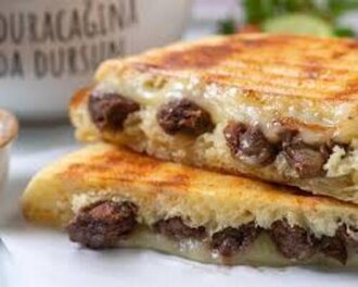 Kavurma  Kaşarlı Tost 1/2 Ekmek görseli