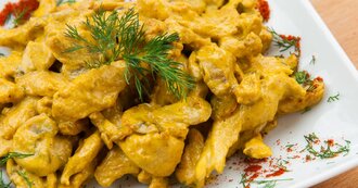 Köri Soslu Kremalı Mantarlı Tavuk Sote & Pilav görseli