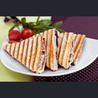 Ayvalık Ekmek Arası Sucuklu Tost görseli