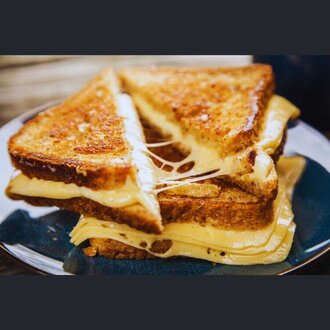 Ayvalık Ekmeğine Çift Kaşarlı Tost görseli