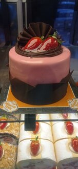 Çikolatalı Çilekli Yaş Pasta (4 Kişilik) görseli