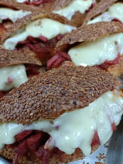 Sosisli Kaşarlı Kumru Sandviç görseli