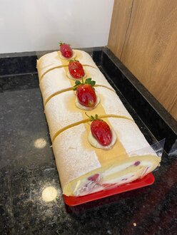 Çilekli Sarma Pavlova görseli