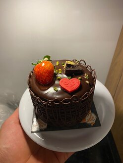 Çikolatalı Antep Fıstıklı Aşk Pastası (2 Kişilik) görseli