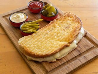 Ayvalık Ekmeğinde Hindi Jambonlu , Kaşarlı Tost Bol Bol görseli