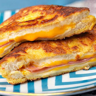 Yarım Ekmek Arası Hindi Fümeli Sucuklu Tost görseli