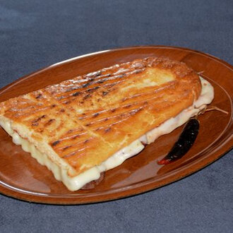 Yarım Ekmek Arası Kaşarlı Tost görseli