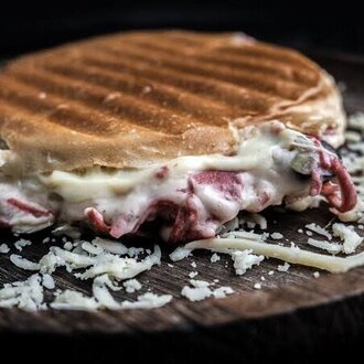 Sucuklu Macar Salamlı Bazlama Tost görseli