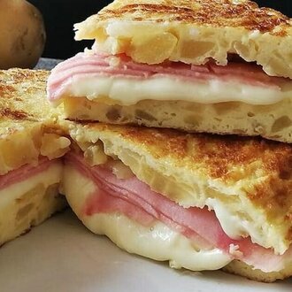 Hindi Fümeli Jambonlu Macar Salamlı Bazlama Tost görseli