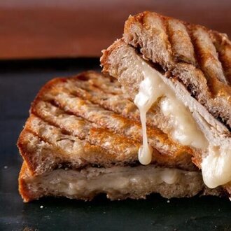 Yarım Ekmek Arası Hindi Fümeli Dana Jambonlu Tost görseli