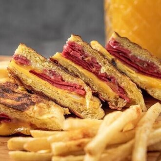 Yumurtalı Sucuklu Bazlama Tost görseli