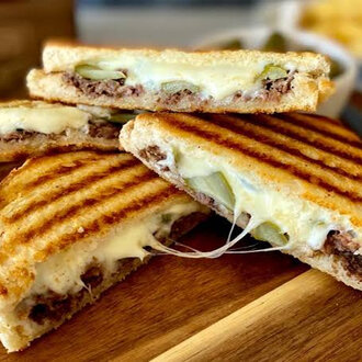 Yarım Ekmek Arası Kavurma Kaşarlı Tost görseli