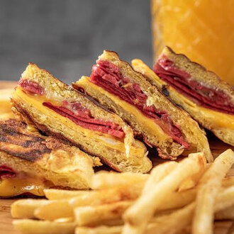 Yarım Ekmek Arası Yumurtalı Sucuklu Tost görseli