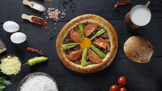 Trabzon Usulü Kavurmalı Pide görseli