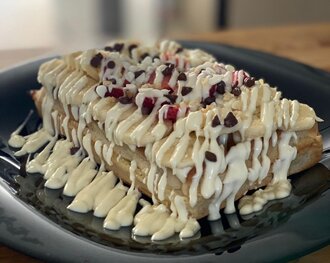 Beyaz Çikolatalı , Muzlu , Çilekli Waffle görseli