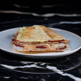 Yarım Ekmek Arası Kaşarlı Sucuklu Tost görseli