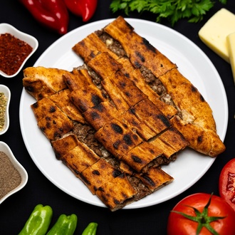 Kavrulmuş Kuşbaşılı Kaşarlı Kapalı Pide görseli