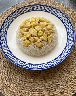 Pilav Üstü Köri Soslu Tavuk görseli