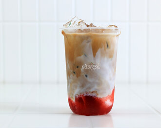 Iced Strawberry Latte görseli