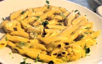 Köri Soslu Tavuklu Kremalı Mantarlı Makrana görseli