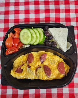 Sucuklu Omlet Kahvaltı Tabağı görseli