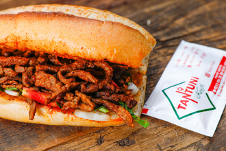 Ekmek Arası Kaşarlı Et Tantuni görseli