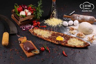 Kuşbaşılı Kaşarlı Yumurtalı Pide görseli