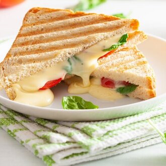 Beyaz Peynirli & Domatesli Tost görseli