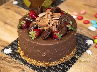 Çikolatalı Çilekli Pasta (6-8 Kişilik) görseli