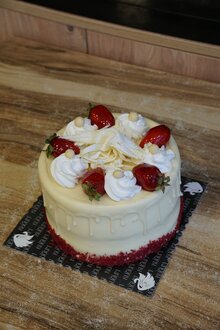 Muzlu Çilekli Pasta (6-8 Kişilik) görseli