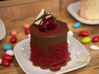 Çilekli Çikolatalı Pasta (Tek Kişilik) görseli