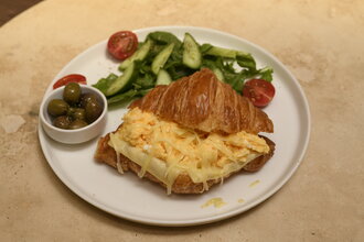 Yumurtalı Kaşarlı Kruvasan görseli