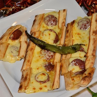 Sucuklu Kaşarlı Pide görseli