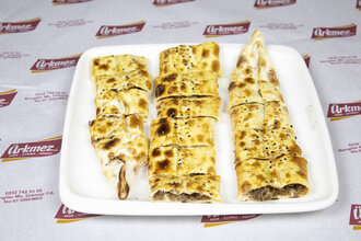 Kavurmalı & Kaşarlı Pide görseli