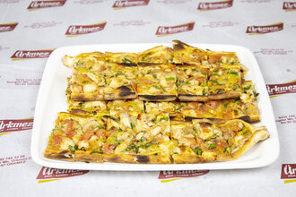 Tavuklu & Kaşarlı Pide görseli