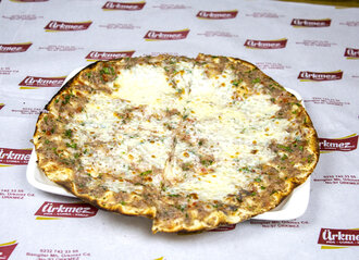 Kuşbaşılı Kaşarlı Lahmacun görseli