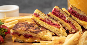 3 Peynirli Sucuklu Yumurtalı Bazlama Tost görseli