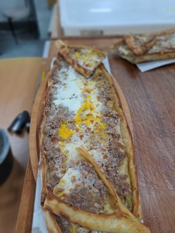 Açık Kıymalı Kaşarlı Pide görseli