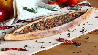Kuşbaşılı Kaşarlı Pide görseli