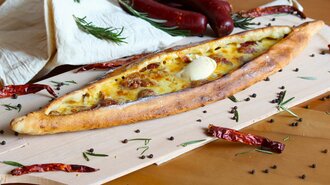 Peynirli Sucuklu Pide görseli