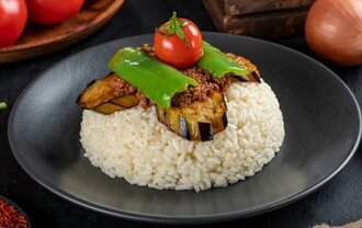 Pilav Üstü Kıymalı Patlıcan Musakka görseli