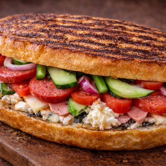 Yumurtalı Ekmeğe Izgara Sucuklu Sandviç görseli