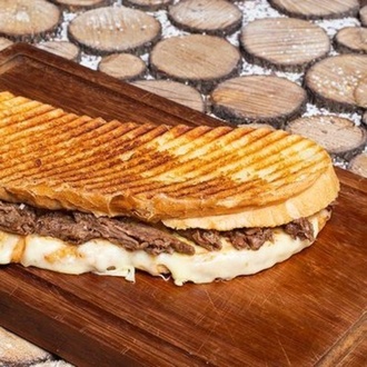 Ayvalık Ekmeğine Kavurmalı Kaşarlı Tost görseli
