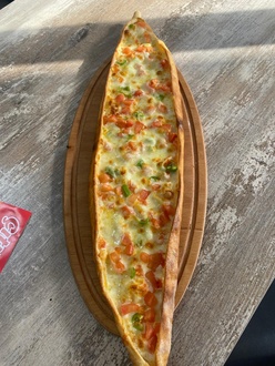 Açık Sebzeli Kaşarlı Pide görseli